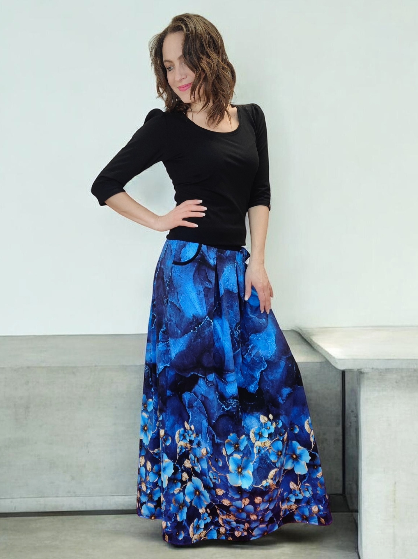 Modrá dlouhá sukně s květy